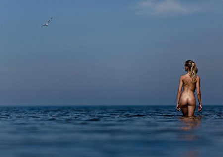 Художественное ню в воде