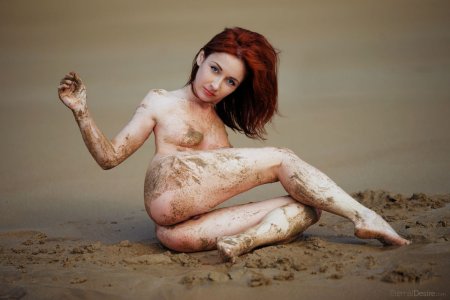 Девушка в грязи