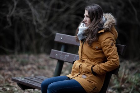 Женщина на лавочке в парке