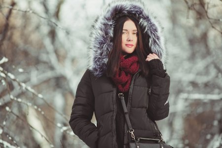 Девушка в зимней куртке