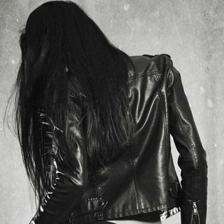 Красивая брюнетка со спины