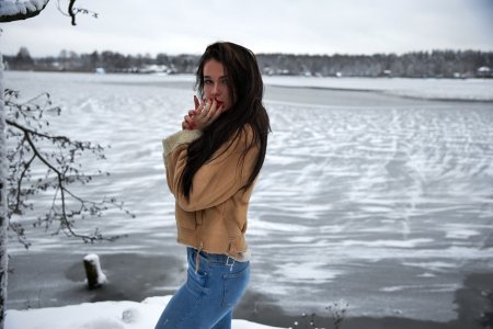 Брюнетка зимой