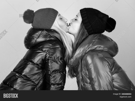 Девушки в пуховиках целуются