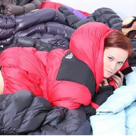 Девушка в пуховике