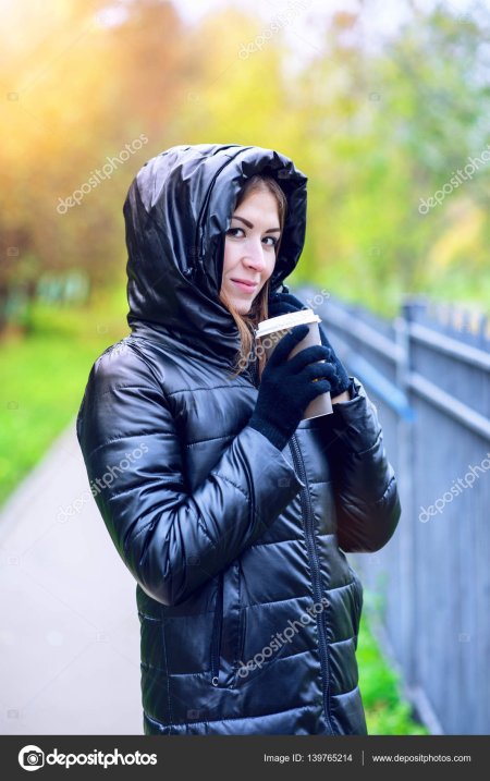 Девочка в куртке с капюшоном