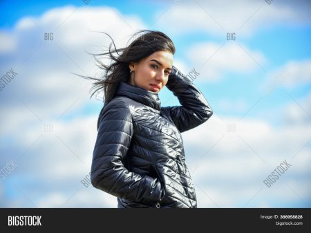 Девушка в куртке фото