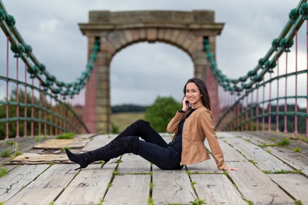 Девушка с улыбкой ноги