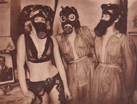 Демотиваторы голая в противогазе