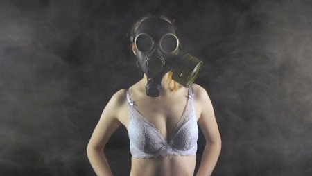 Девушка в противогазе эро