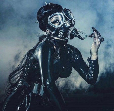 Баба в латексе и противогазе