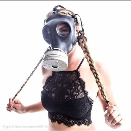 Эро девушки в респираторе