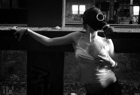 Девушка в респираторе