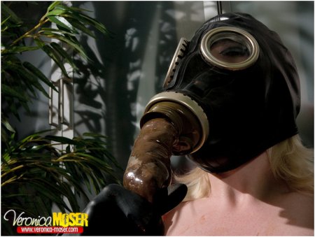 Баба пердит в противогаз