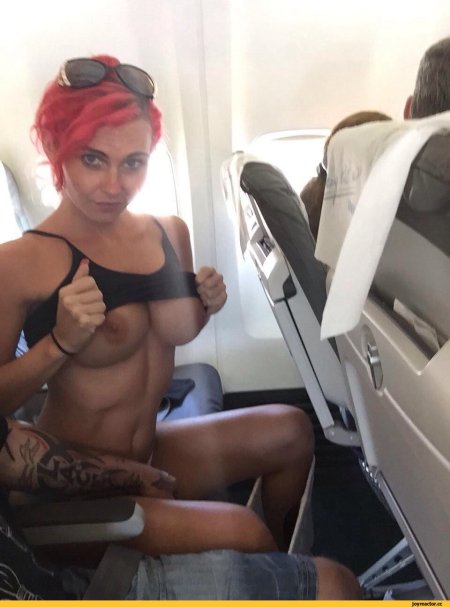 Эротические селфи в самолете