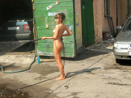 Девушки раздеваются на улице