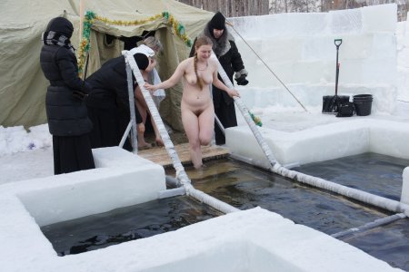 Голые в проруби на крещение