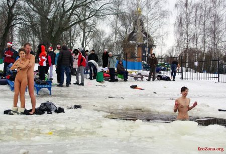 Голые девки купаются в проруби