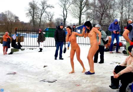 Голые в проруби на крещение