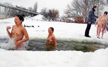 Зимние купания в проруби
