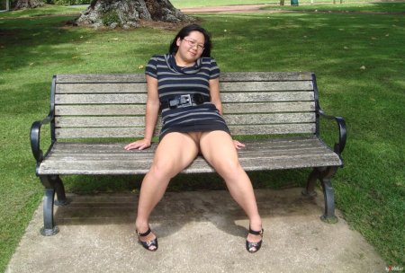 Обычные женщины без трусов