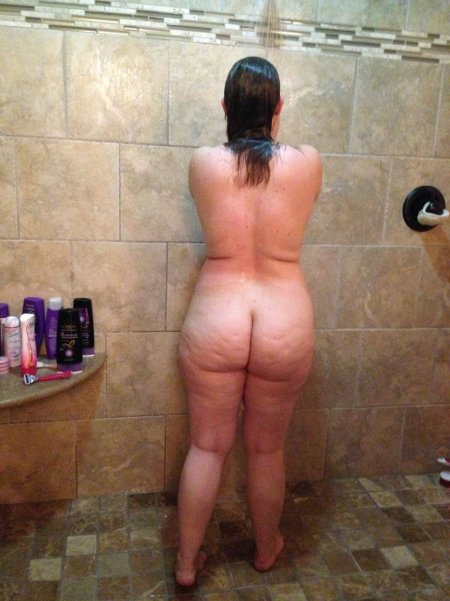 Попа голая зрелая в душе