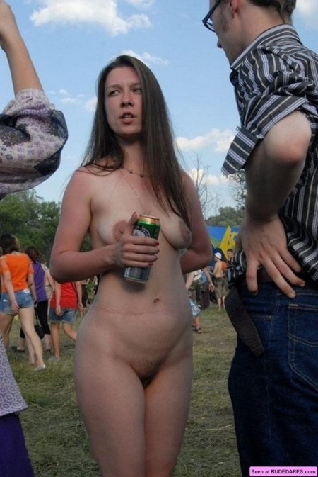 Обноженные девушки на фест