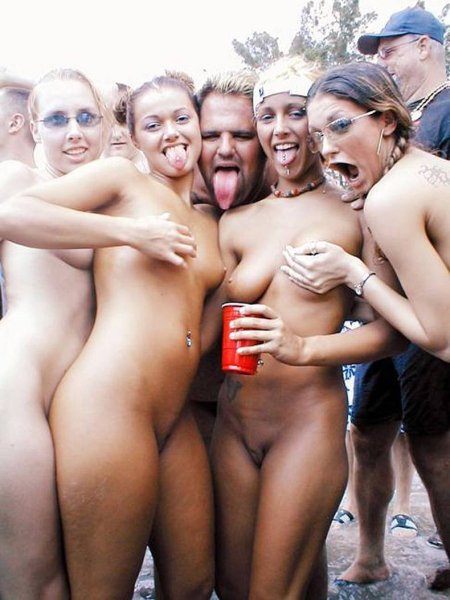 Голые женщины на фестивале