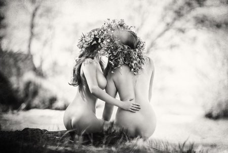 Женская Дружба фото в жанре ню