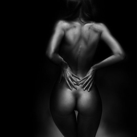 Девушка черно белое ню