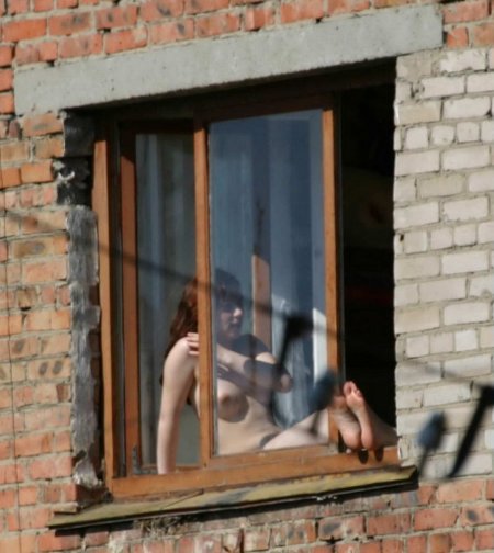 Голые женщины в окнах домов