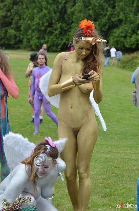 Голые девчонки на празднике