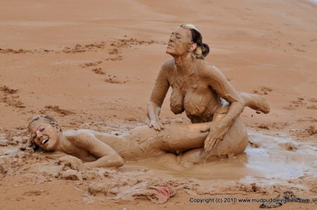 Голые женщины плавающие в грязи