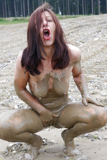 Голые красавицы в грязи