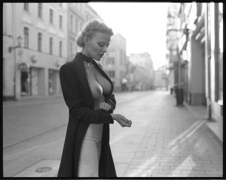 Женщина в плаще на голое тело