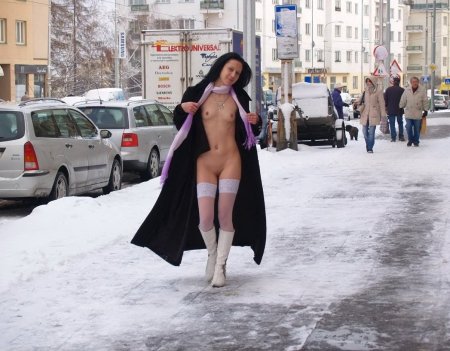 В чулках без трусиков на улице