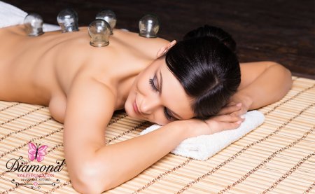 Девушка раздевается в спа