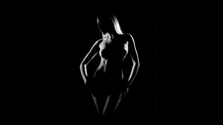 Эротические девушки на тёмном фоне