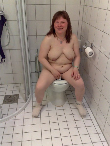 Голая толстая на унитазе