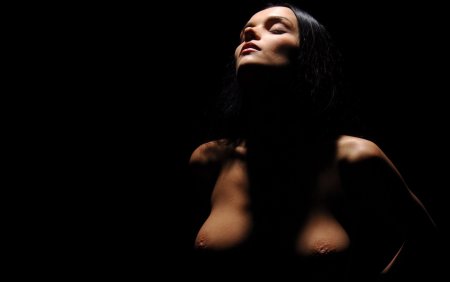 Голые женщины в полумраке
