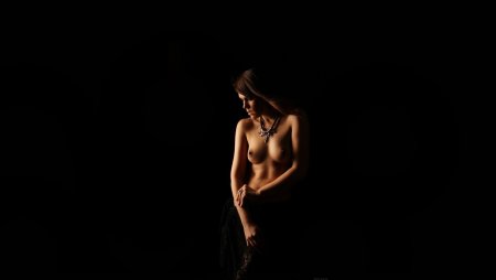 Эротические девушки на тёмном фоне