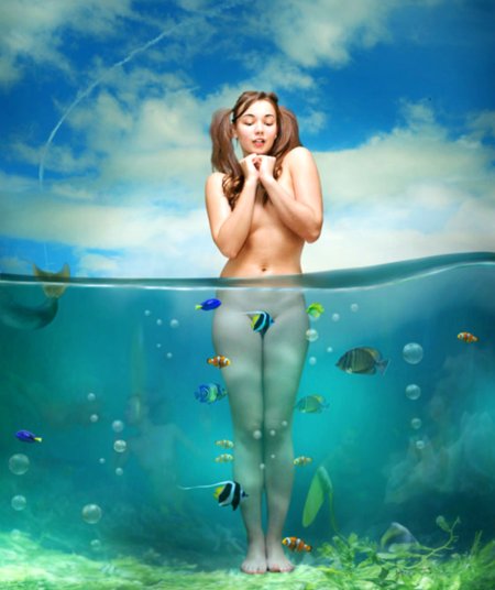 Голая женщина под водой с рыбками