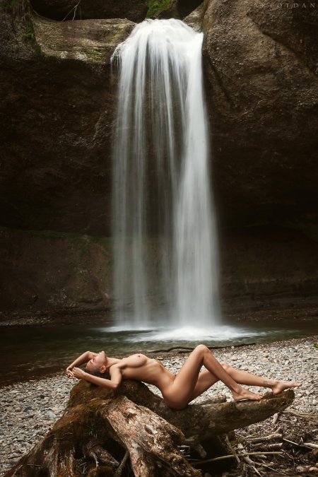 Ню девушка под водопадом