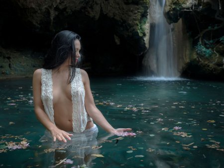 Голые девки на фоне водопада фотосессия