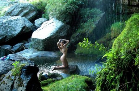 Эротическая фотосессия у водопада