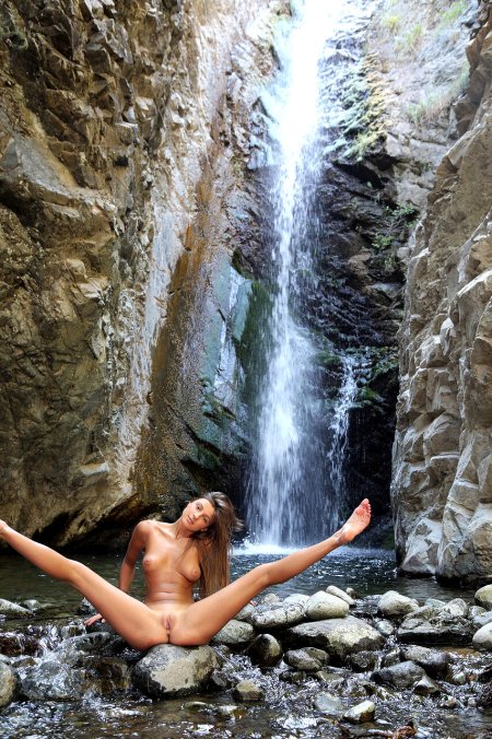 Голые красотки у водопада