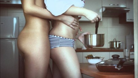 Голенькие девочки на кухне