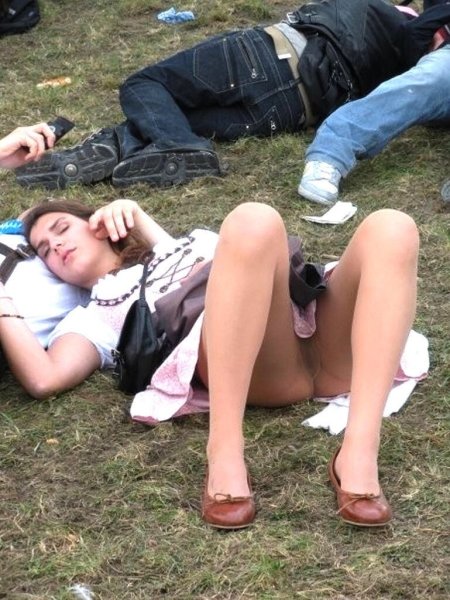 Голые пьяные женщины на улице