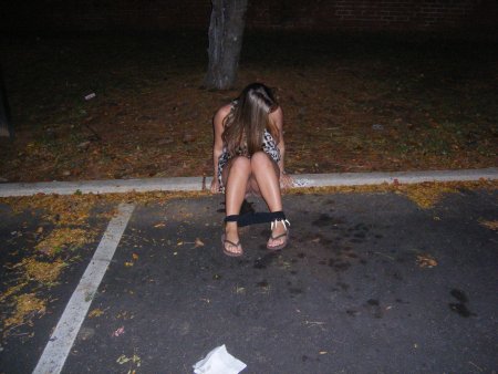 Пьяные голые девки на улице