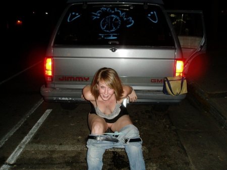 Пьяная разделась на улице