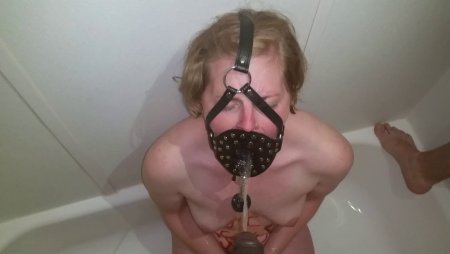 Девушка пьет мочу бдсм